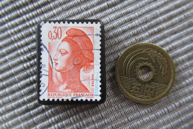 アップサイクル フランス切手ブローチ10343 | iichi 日々の暮らしを