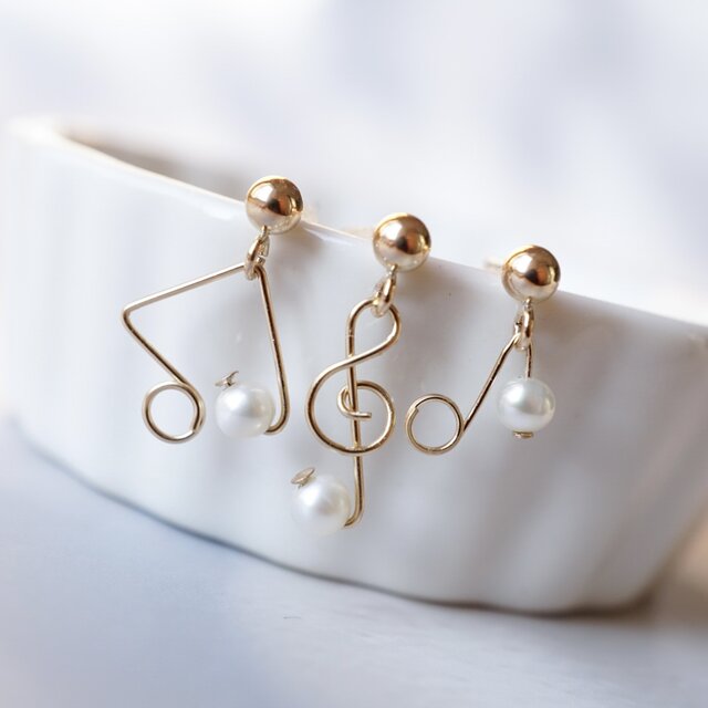【パール】「小さな音符」ト音記号 天然石 ピアス イヤリング 樹脂 ノンホールピアス 14kgf 華奢 小ぶり 軽い シンプル