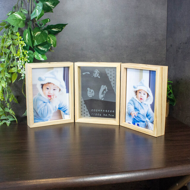 手形・足形の彫刻 フォトフレーム３連 出産祝い 命名書 天然木材ナチュラルウッドフォトフレーム使用【送料無料(離島除く)】