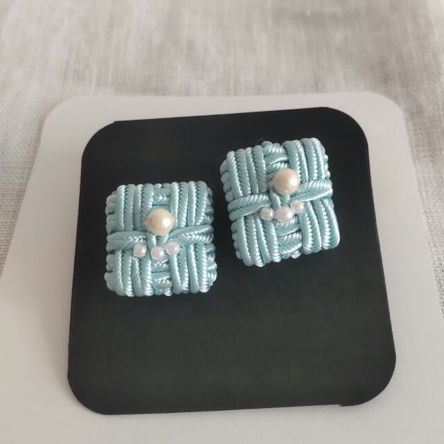 キレイに並べた砂糖菓子なピアス