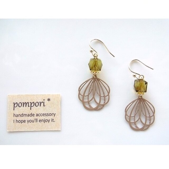 透かし花びらパーツのピアス（カーキ×モカ）