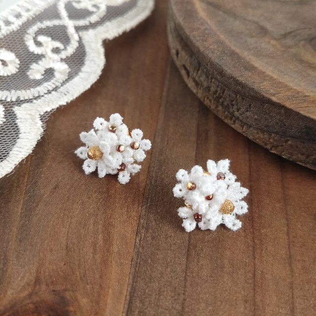 小さなブーケピアス 白