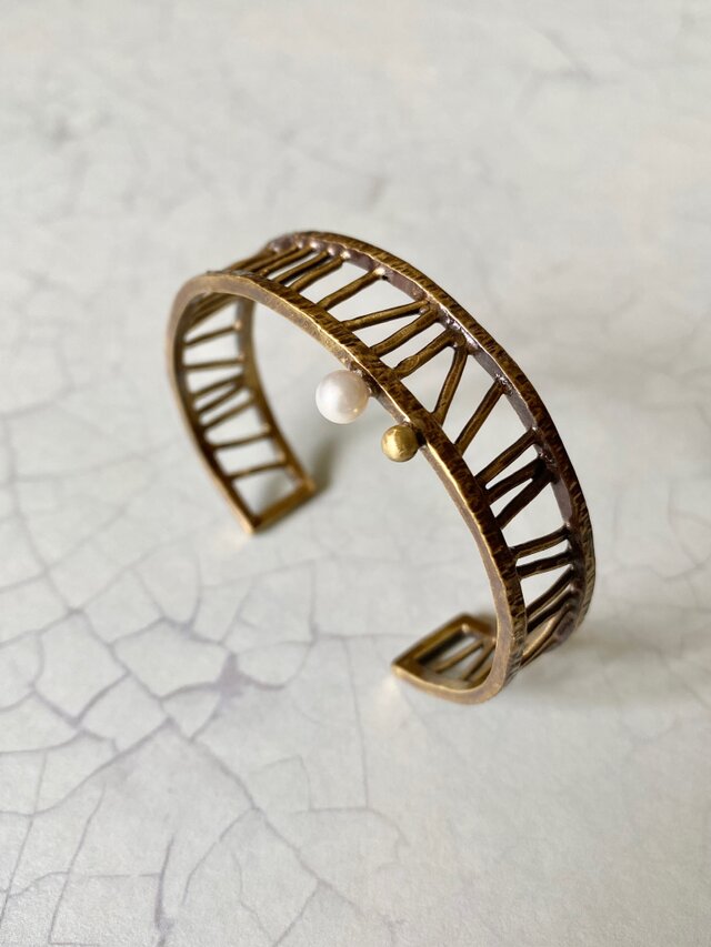 一粒パールがアクセント・真鍮バングル