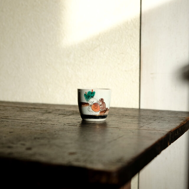 玉を転がす2匹の鼠（子）◆キュートな白い花。九谷焼　色絵金彩猪口　昭和レトロ　干支　酒器　コレクション　古民家　古道具　i1