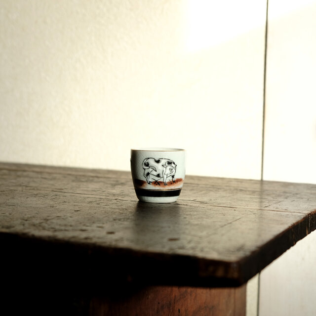 静止する牛（丑）◆キュートな緑の雲。九谷焼　色絵金彩猪口　昭和レトロ　干支　酒器　コレクション　古民家　古道具　i1