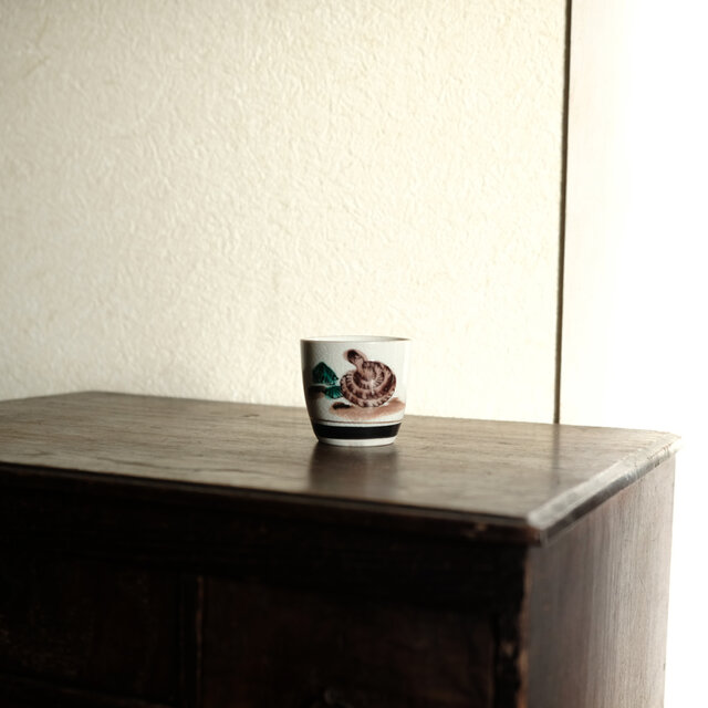 戸愚呂を巻く蛇と山（巳）◆九谷焼　色絵金彩猪口　昭和レトロ　干支　酒器　コレクション　古民家　古道具　i1