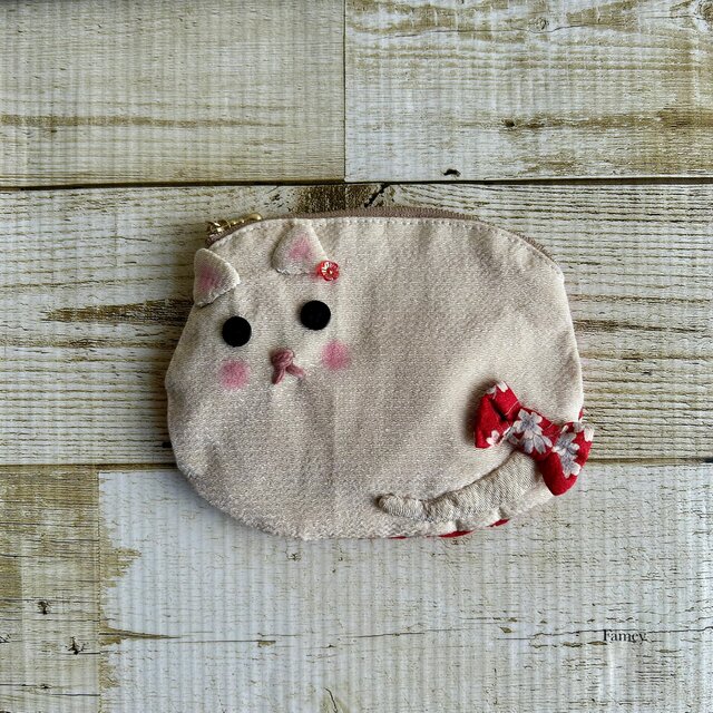 大人かわいい猫ちゃんと桜柄の小さめポーチ　ちりめん　ポケットティッシュサイズ　小物入れ