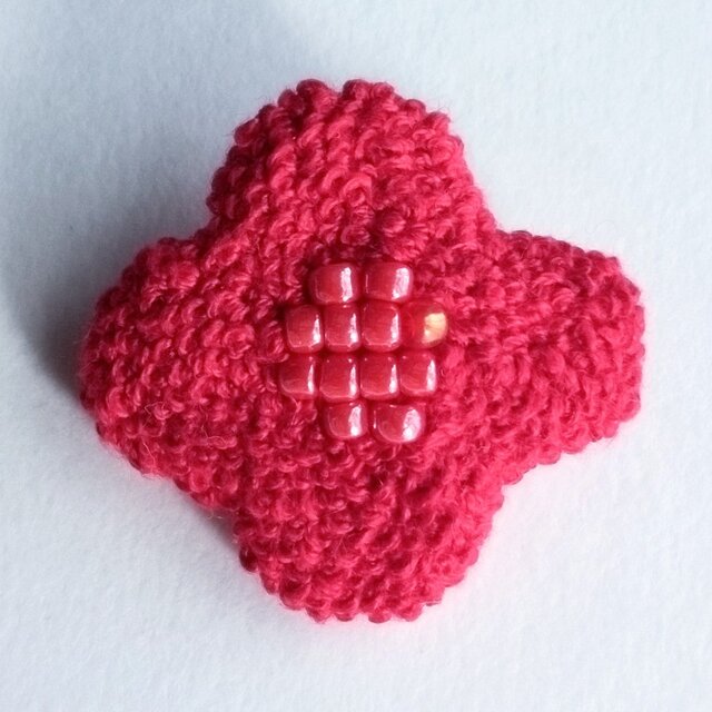 つぶつぶ・もこもこ　赤いお花の刺繍ブローチ　12粒