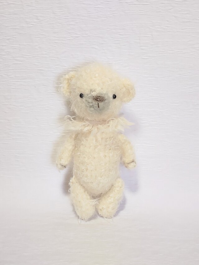 小さな白くまさん (あみぐるみ)