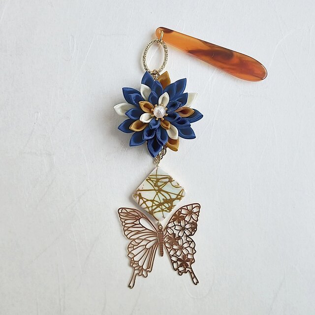 花と蝶の帯飾り 青 つまみ細工 根付 | iichi 日々の暮らしを心地よく
