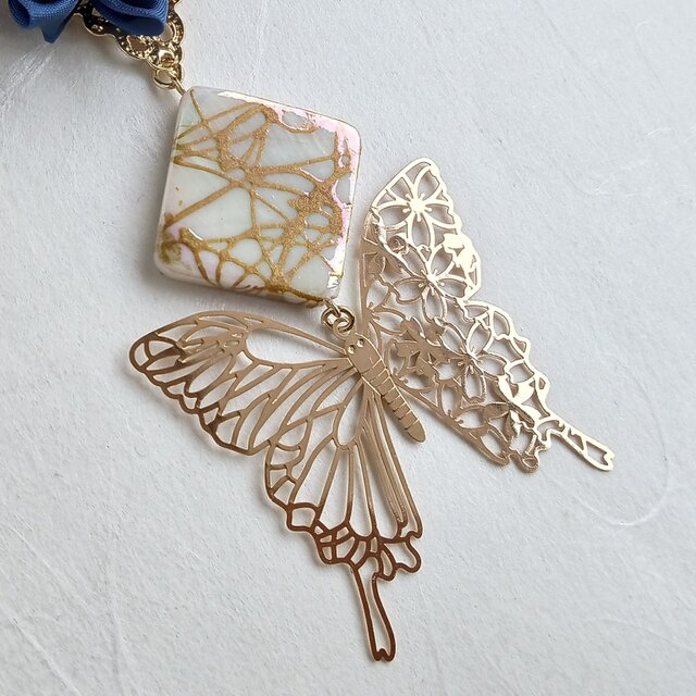 花と蝶の帯飾り 青 つまみ細工 根付 | iichi 日々の暮らしを心地よく