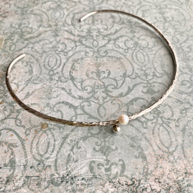 パールを添えたシルバーネックカフ