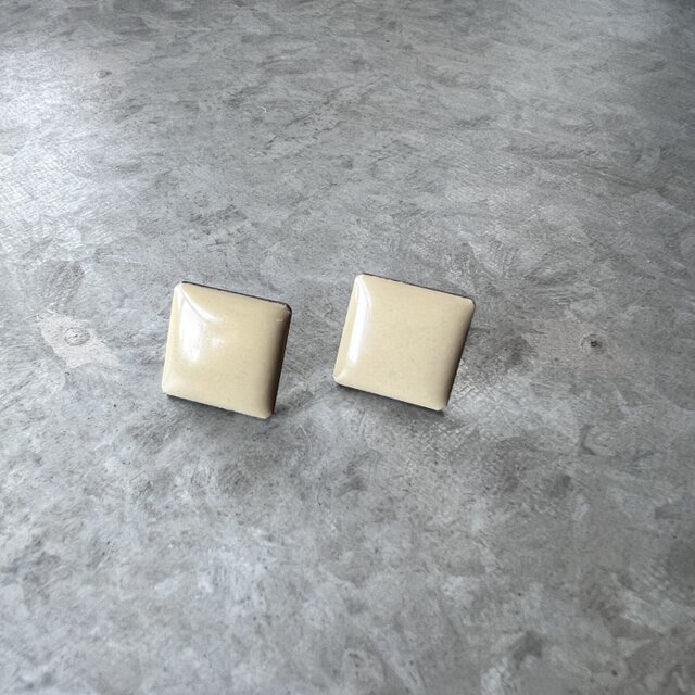 P596-ヴィンテージピアス U.S.A. 1980s Greige Enamel Square