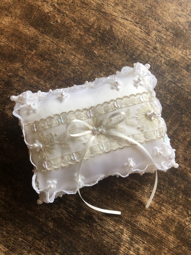 シャンパンゴールドレースを飾ったリングピロー