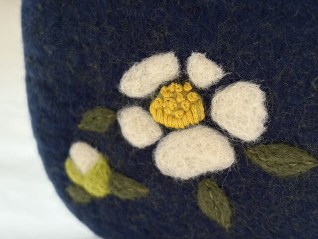 羊毛刺繍フェルトポーチ/ 白椿 | iichi 日々の暮らしを心地よくする