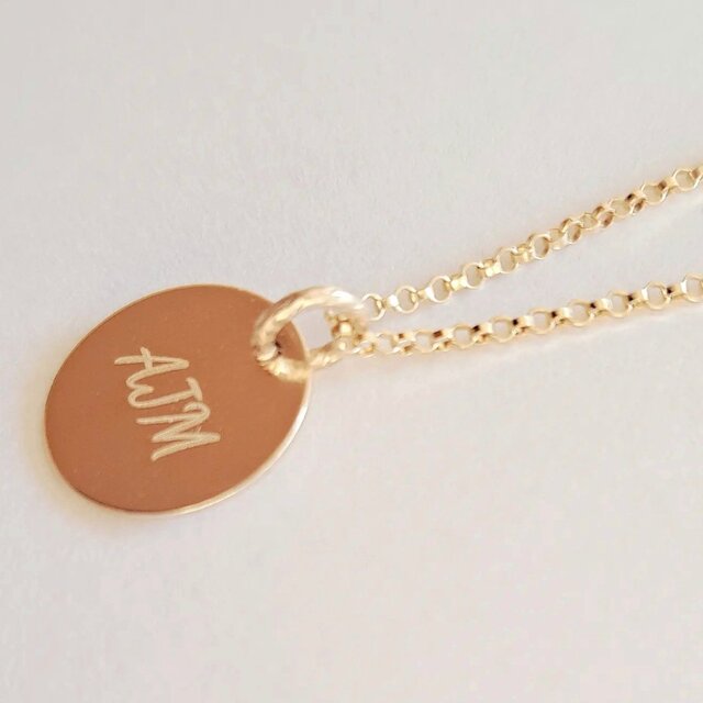 3つのイニシャルプレートネックレス