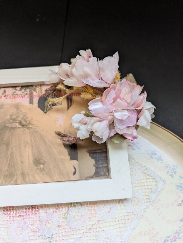 コサージュ ｸﾚｯｾﾝﾄ八重桜とミモザ（薄桜色）A91