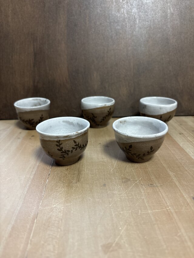 つた柄のぐい呑み