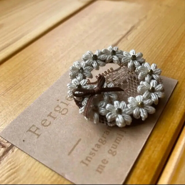 刺繍糸で編む 小さな白い花のbrooch | iichi 日々の暮らしを