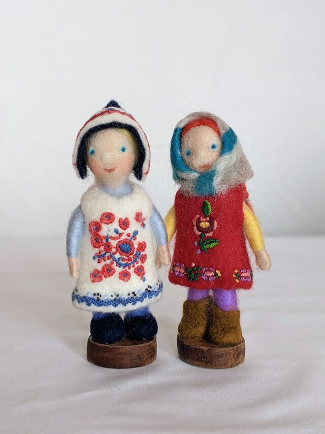 ハンガリー刺繍のワンピースの子 〜マチョー地方の刺繍1〜 | iichi