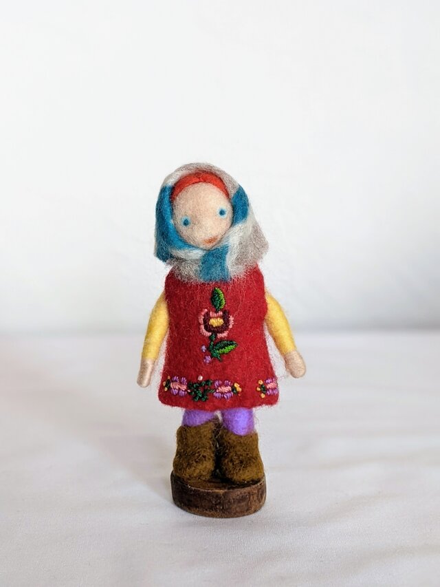 ハンガリー刺繍のワンピースの子　〜マチョー地方の刺繍１〜