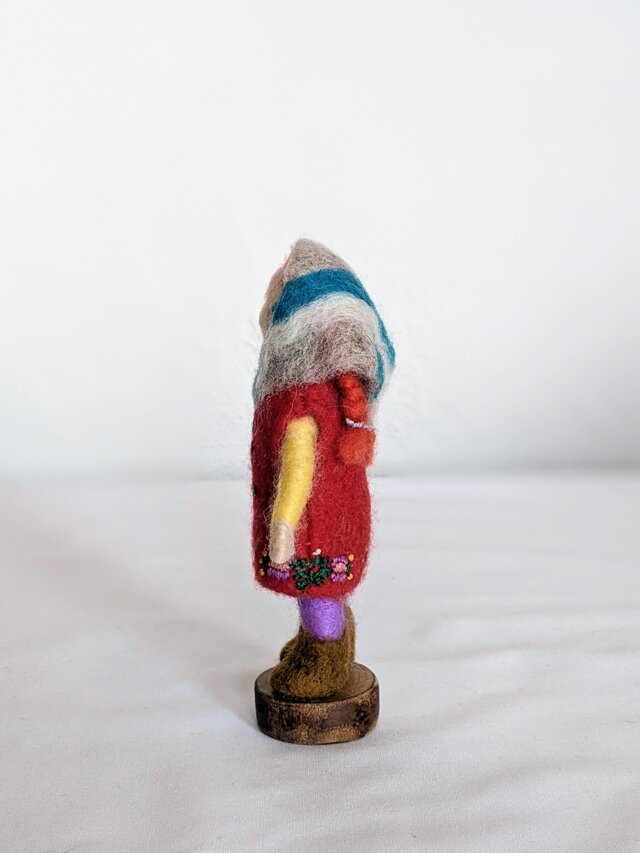 ハンガリー刺繍のワンピースの子 〜マチョー地方の刺繍1〜 | iichi