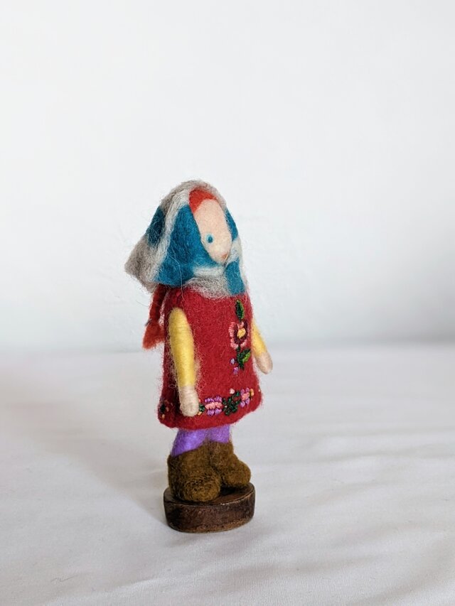 ハンガリー刺繍のワンピースの子 〜マチョー地方の刺繍1〜 | iichi