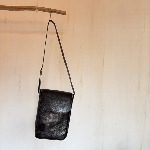 本革 豚革 マップバッグ／ブラック｜軽い 薄型ショルダー・シンプルデザイン