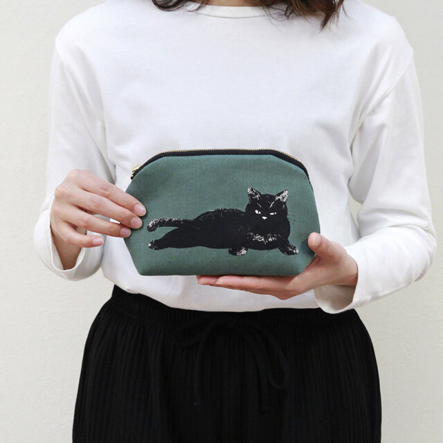 猫柄のラウンドポーチ（ 寝そべり ネコ ）化粧ポーチ ねこ