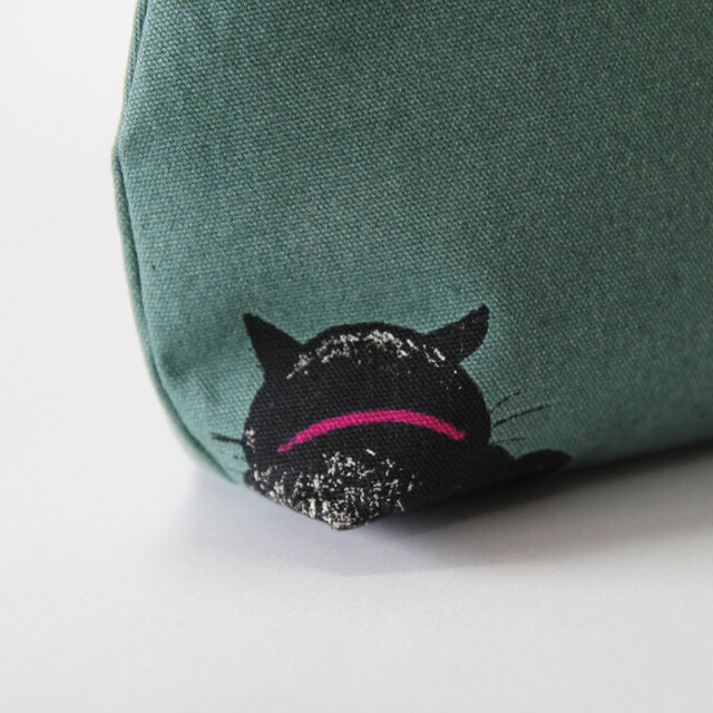 猫柄のラウンドポーチ（ 寝そべり ネコ ）化粧ポーチ ねこ | iichi