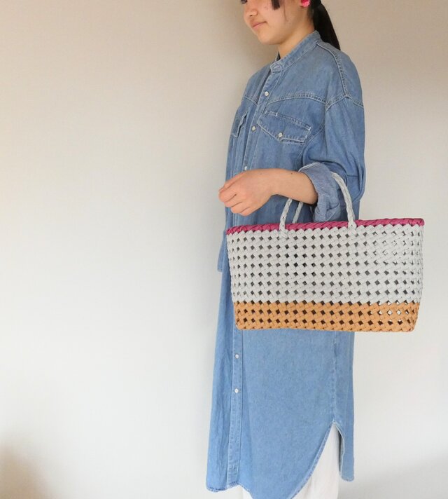 ラズベリーの縁の横長トート / かごバッグ