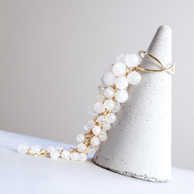 【イヤーカフ】「白藤」藤の花 レインボームーンストーン 天然石 6月 誕生石 片耳 じゃらじゃら ロング