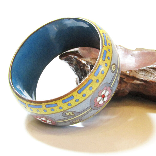 50s Vintage Enamel Flower Design Bangle | iichi 日々の暮らしを