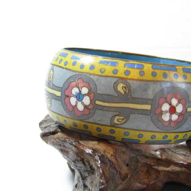 50s Vintage Enamel Flower Design Bangle | iichi 日々の暮らしを