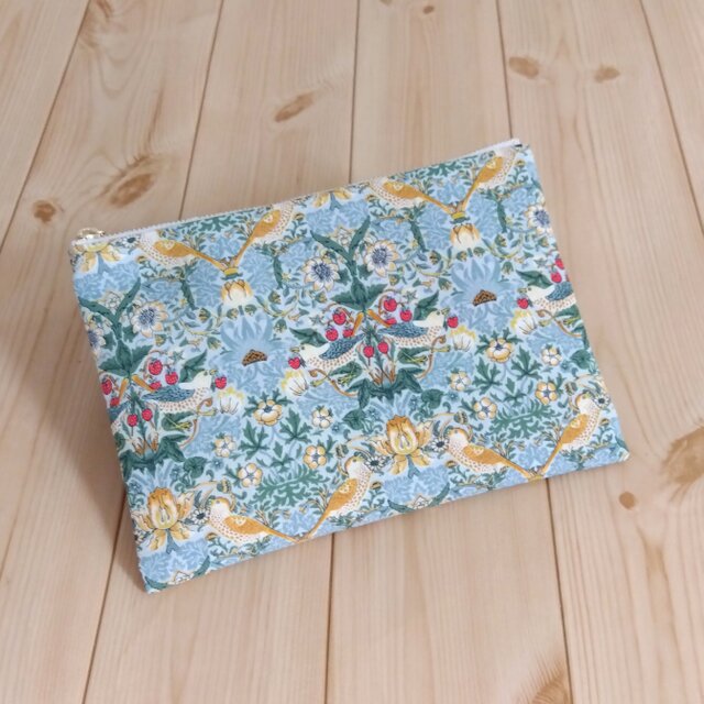 V&Aウィリアムモリス　大きめ20cmのフラットポーチ　内ポケット　ストロベリーシーフ　いちご泥棒　ライトブルー　　667