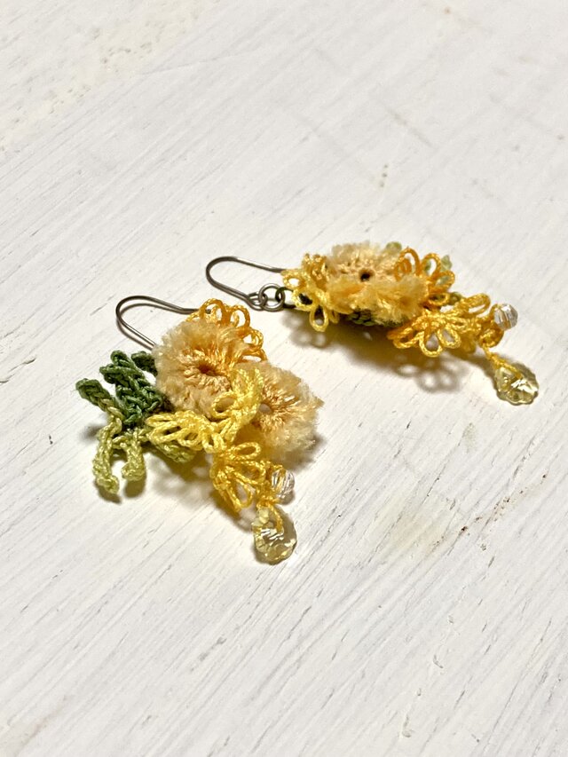 小さなミモザのピアス