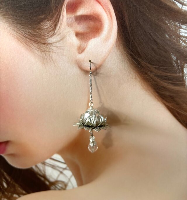 ピアス　シルバーの蓮の花　大ぶり　大振り　クリア　透明　涼しげ　夏　和風 it-67a176a7ce28e-1200.jpg