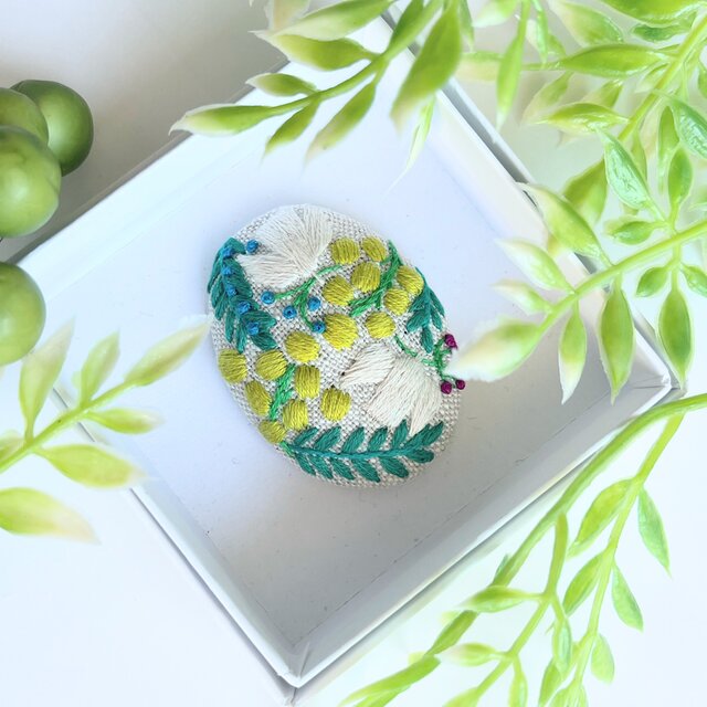 北欧風ことりとミモザの刺繍ブローチ【hokuo】#351 | iichi 日々の