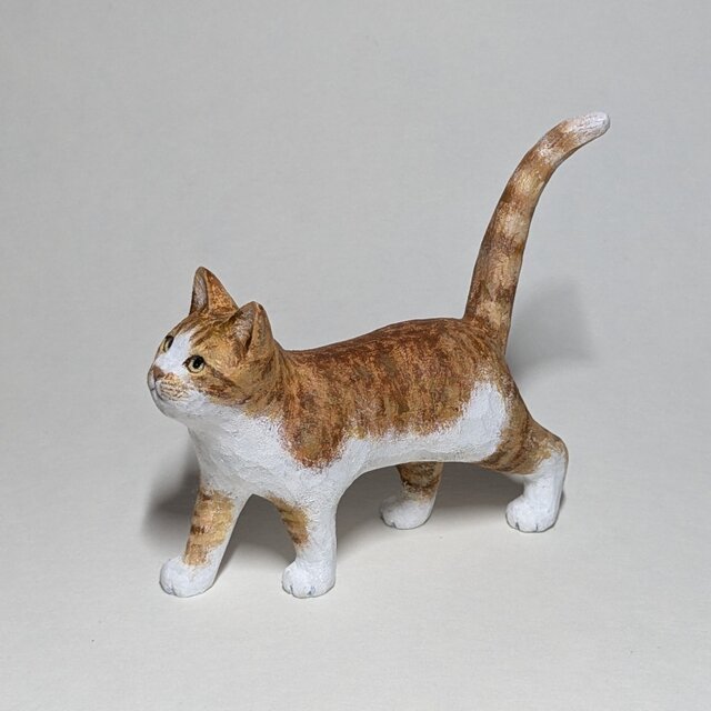 木彫り猫〈歩く(茶白)〉 | iichi 日々の暮らしを心地よくする