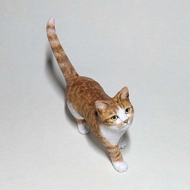 木彫り猫〈歩く(茶白)〉 | iichi 日々の暮らしを心地よくする