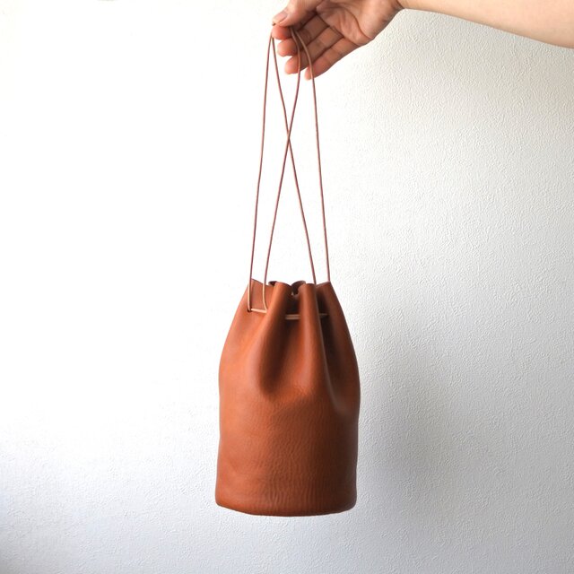 ぷっくりな小さい革の巾着（コニャック）