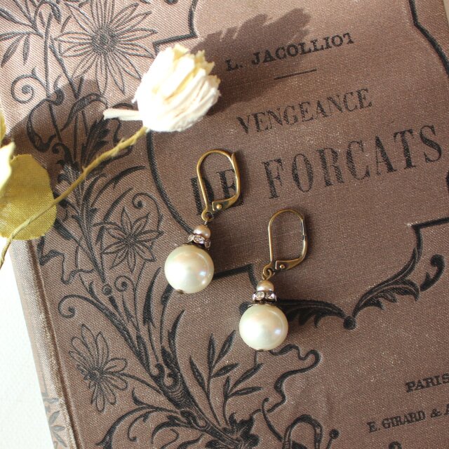 ヴィンテージ・スタイル　貝パールとヴィンテージ・ガラスパール　フレンチフックのピアス