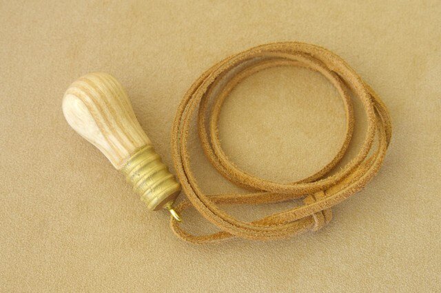 木の電球のネックレスの画像1枚目