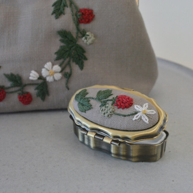 ハンドメイド　手刺繍ガマ口セット 受注制作】手刺繍のがま口ポーチ『鳥と草花』角型 | iichi 日々