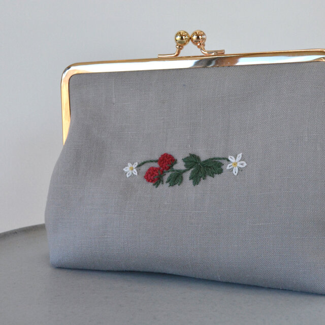 受注製作】いちご 刺繍 がま口ポーチ＆ピルケース ペアセット