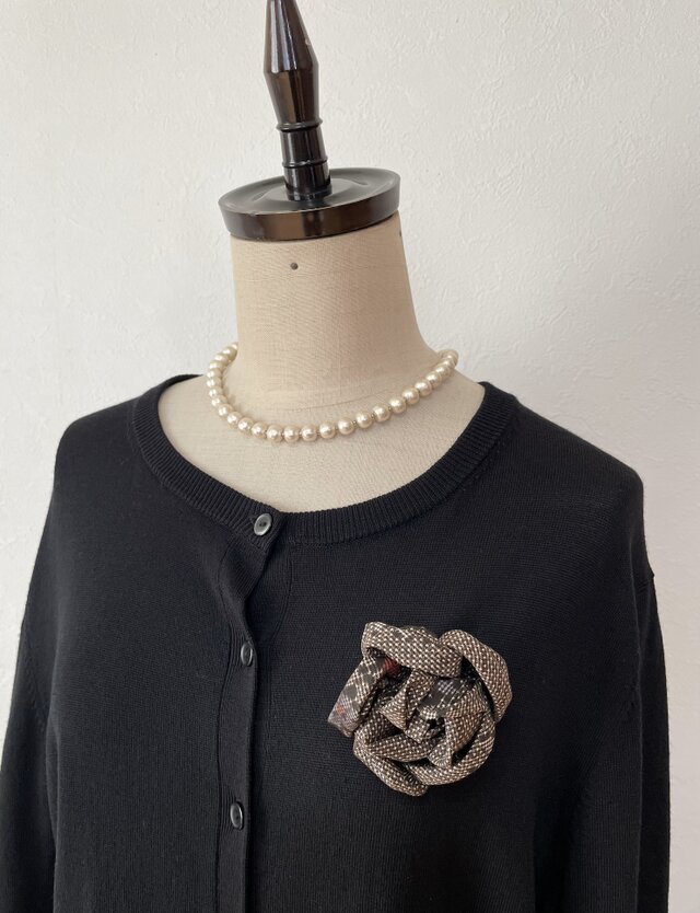 ＊アンティーク着物＊泥大島紬の花のブローチ・B（ピンの開閉大）