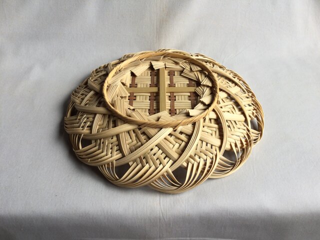 盛りかご（輪口編み・花型縁） | iichi 日々の暮らしを心地よくする