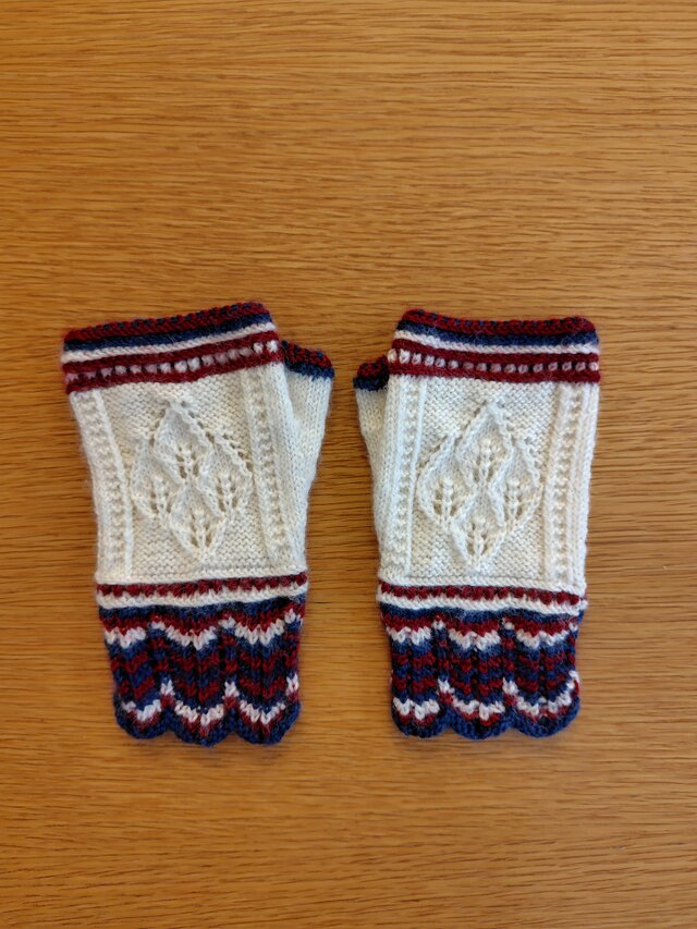 3色使いのカフスとレース模様のハーフミトン