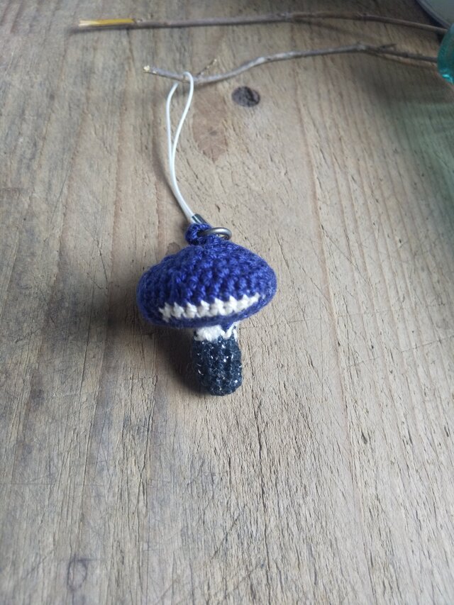 カラフルなキノコのストラップ