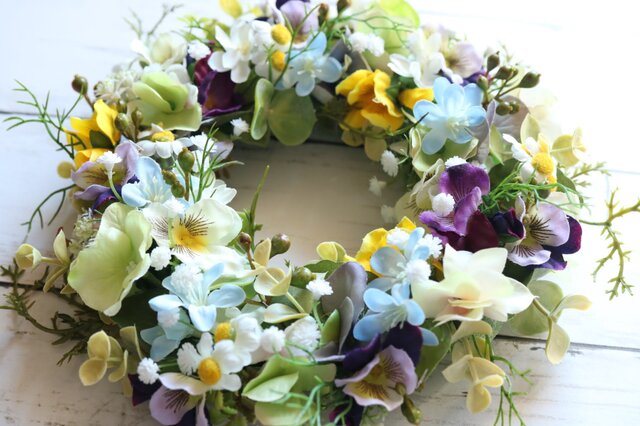パンジーとビオラのリース 造花 | iichi 日々の暮らしを心地よくする